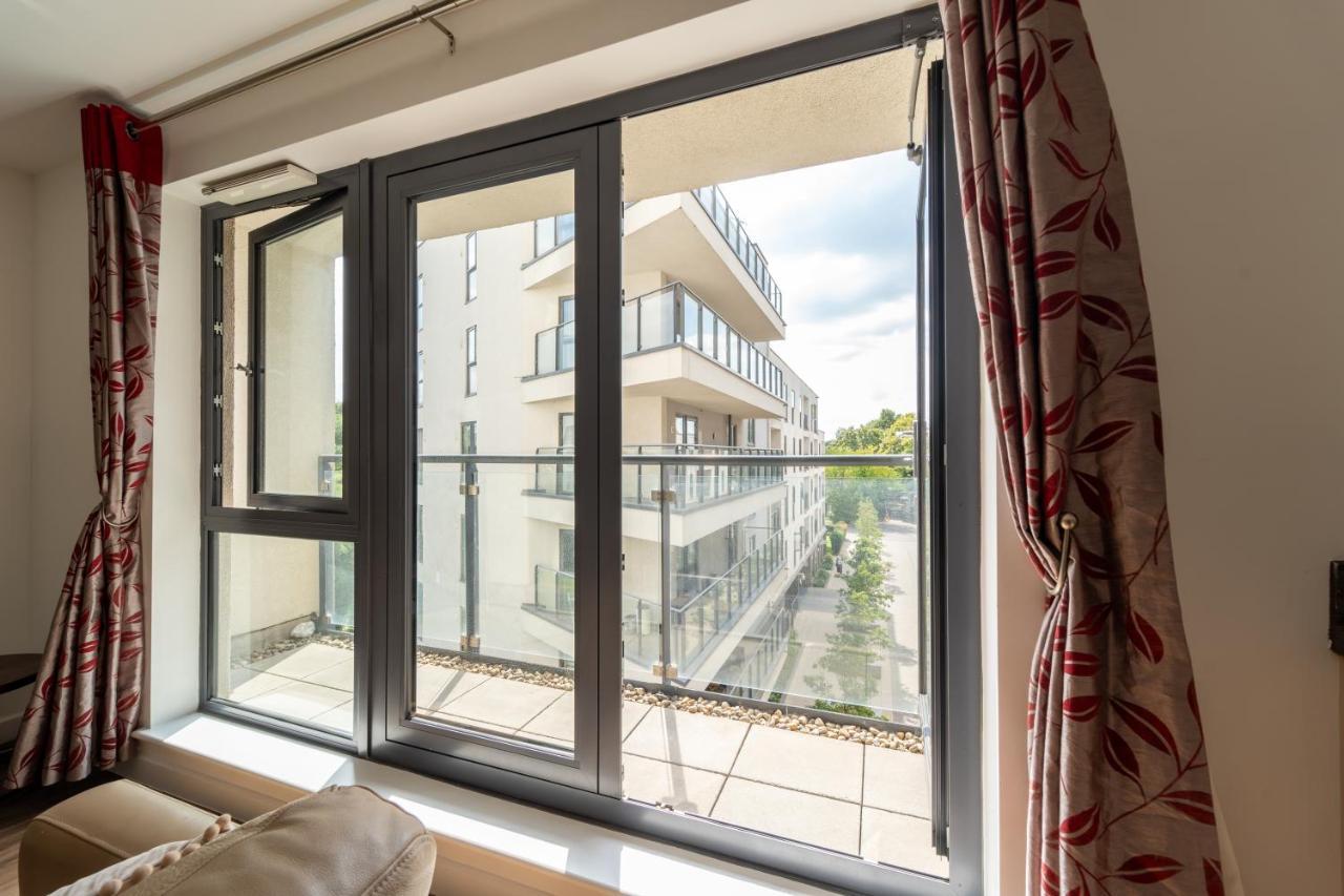 Spacious Apartment In Woking Town Centre Ngoại thất bức ảnh