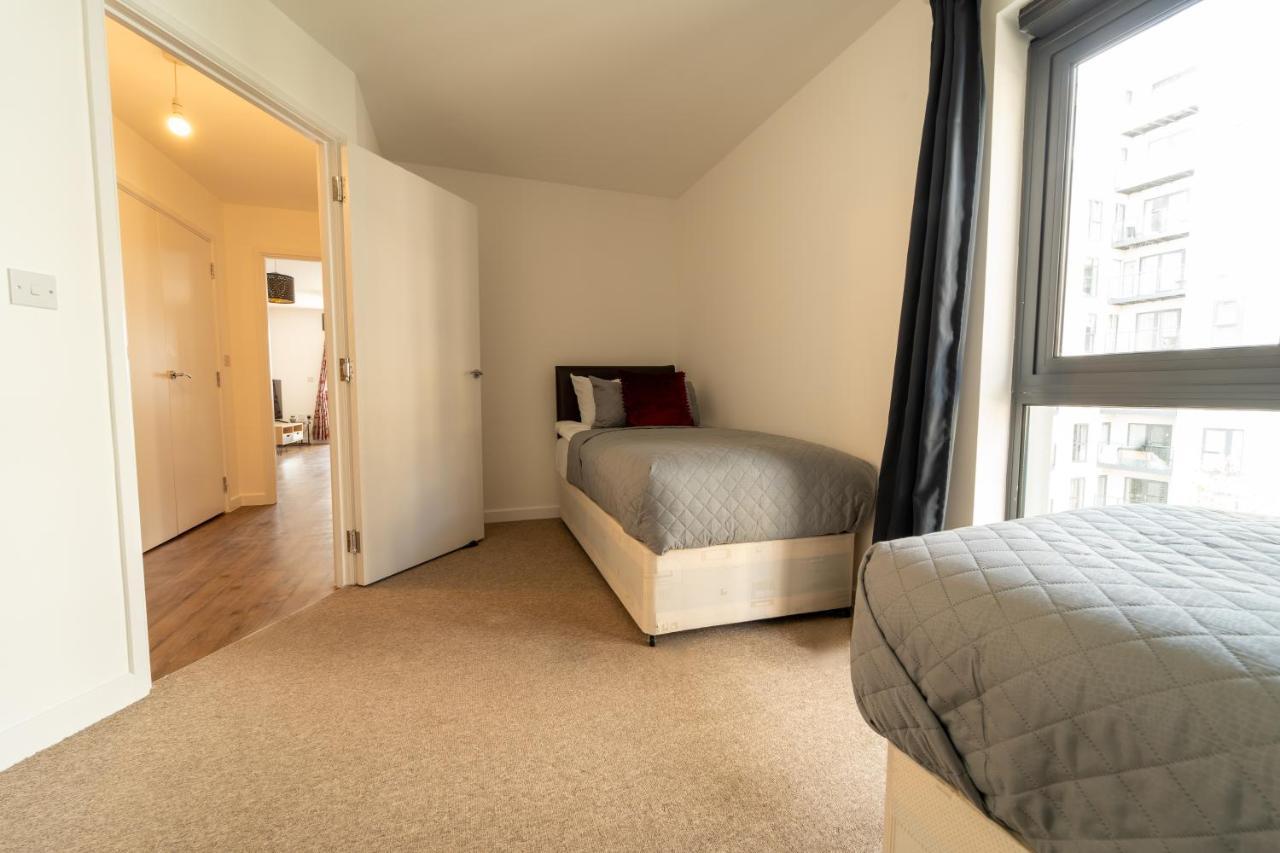 Spacious Apartment In Woking Town Centre Ngoại thất bức ảnh